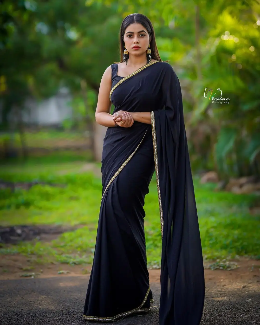 Shamna Kasim Mesmerizing Looks In Beautiful Black Saree Sleeveless Blouse